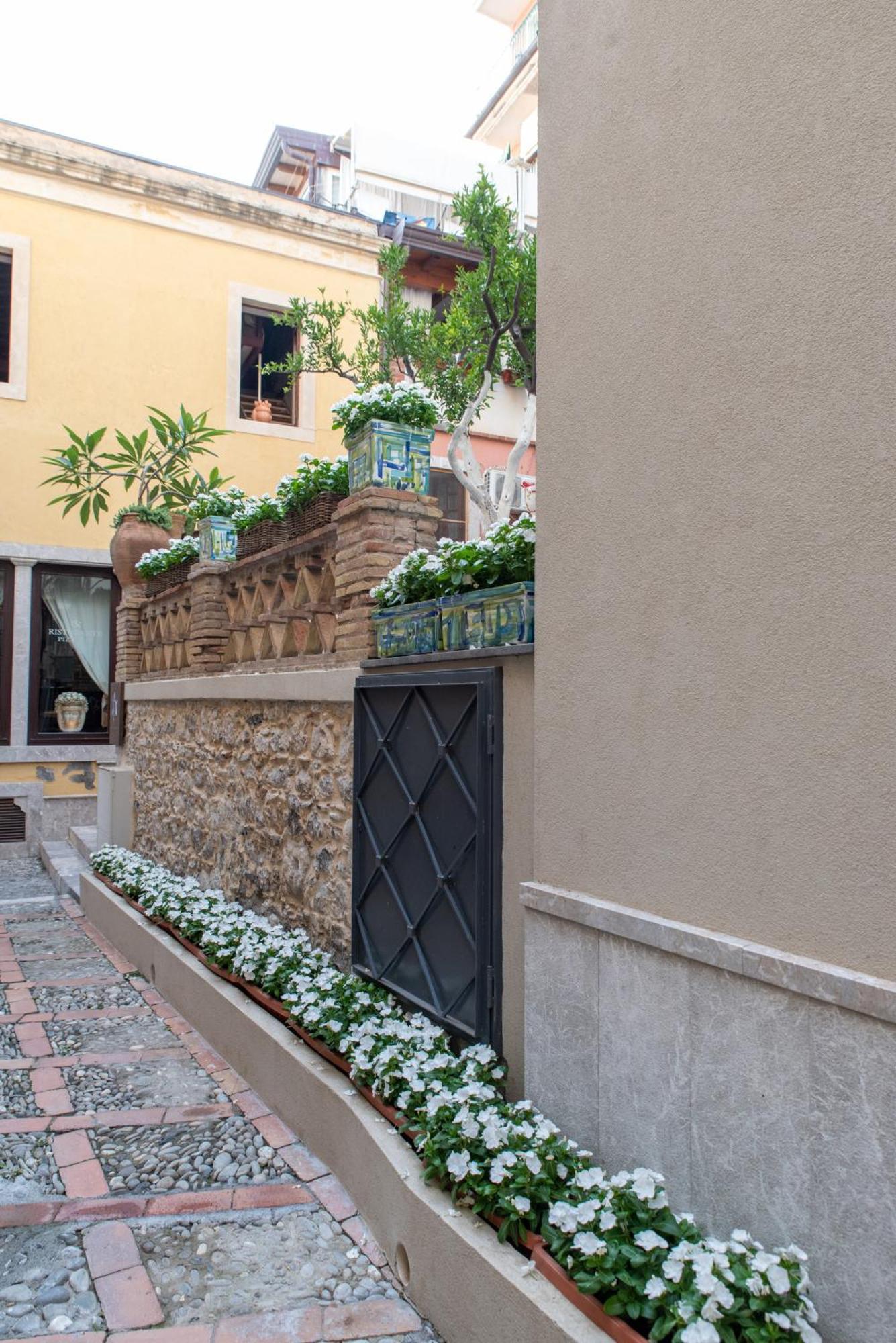 Villa D'Orville Luxury Suites Таормина Экстерьер фото