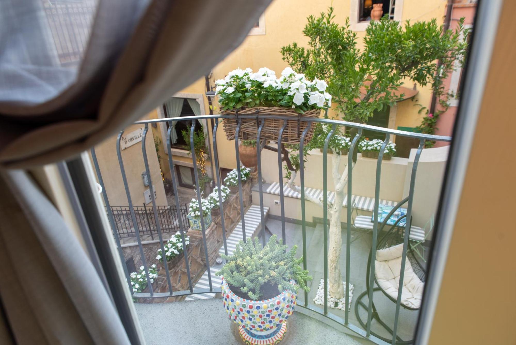 Villa D'Orville Luxury Suites Таормина Экстерьер фото