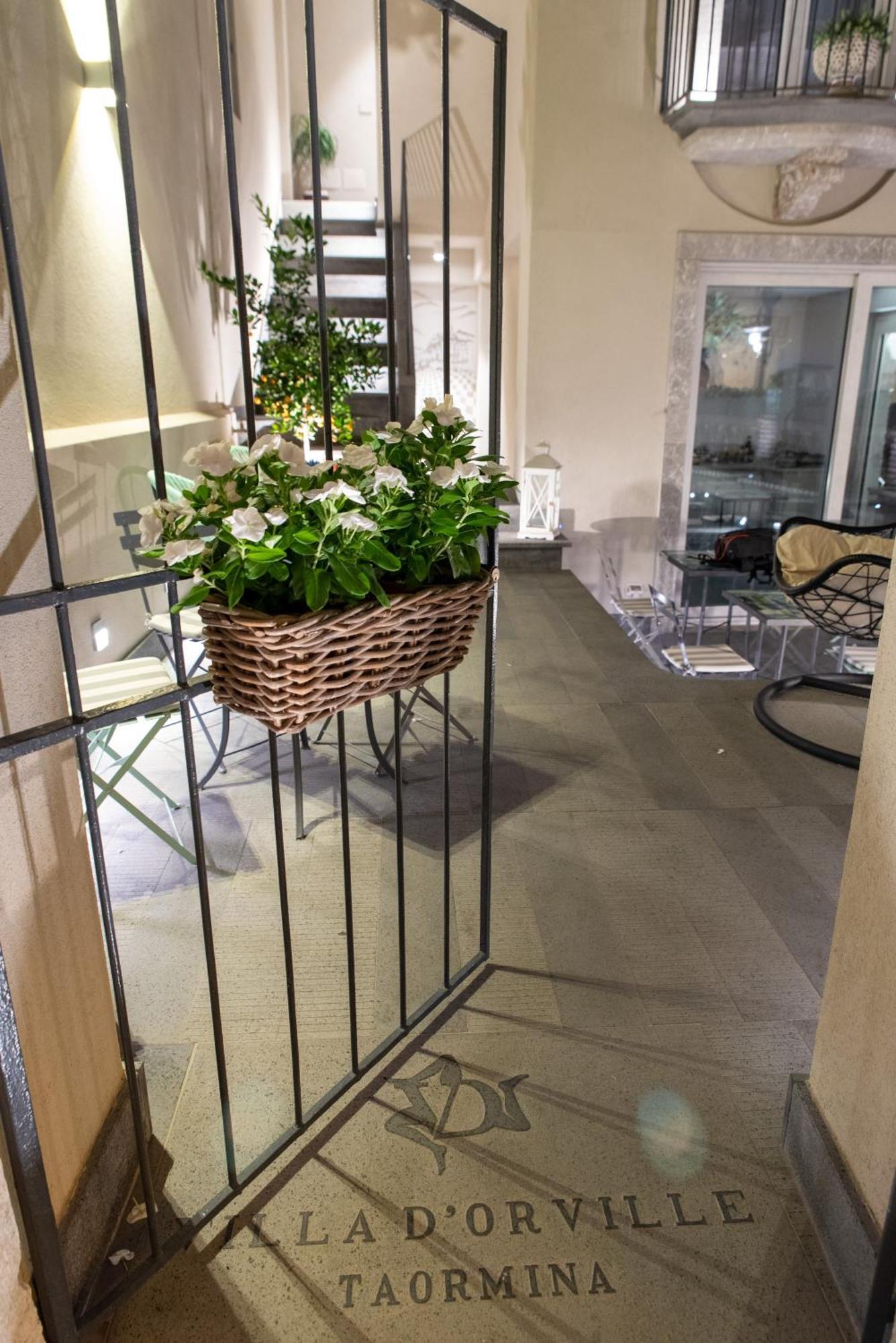 Villa D'Orville Luxury Suites Таормина Экстерьер фото